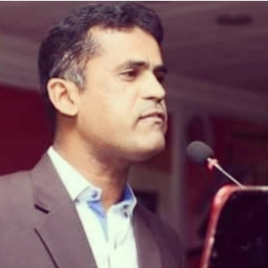 Prof. Rasheed Mirani addressing students